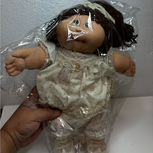 Adorable cabbage patch kidsDoll with Brown Hair and Cream Outfit